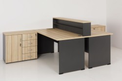 Zastosowanie przegrody eOP-55-A-160 na dwóch złączonych biurkach