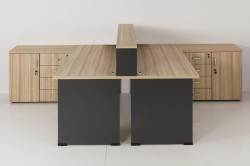 Zastosowanie przegrody eOP-55-A-160 na dwóch złączonych biurkach