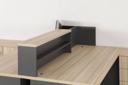 Przegroda eOP-55-N-183 zastosowanie na dwóch połączonych biurkach szerokości 183 cm