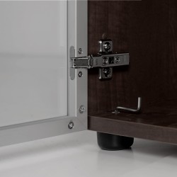 Zawiasy do ramki z cichym domykiem, stópki z regulacją nierówności podłogi.