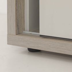 Drzwi przesuwne na aluminiowych prowadnicach.