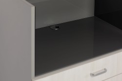 Wnęka z przelotką na kable z miejscem na przedłużacz pod blatem w celu podłączenia urządzeń elektrycznych