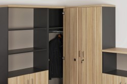 Zastosowanie regału ubraniowego eOP-04-N P w narożniku. Regał dostawiony z prawej strony. Drzwi otwierane na prawo