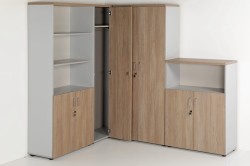 Zastosowanie regału ubraniowego eOP-04-N P w narożniku. Regał dostawiony z prawej strony. Drzwi otwierane na prawo