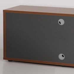 Tył kontenera w kolorze frontów z przelotkami na kable