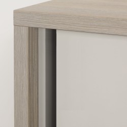 Za drzwiami przesuwnymi szafka z półką