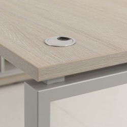 Blat z przelotkami na kable, pod blatem kanał na kable