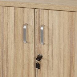 Drzwi z metalowymi uchwytami