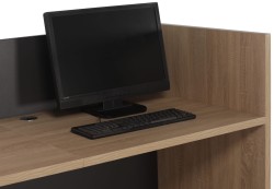 Narożnik z miejscem na monitor i klawiaturę z przelotką na kable