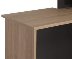 Wysunięty blat względem korpusu w części obsługowej