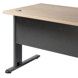 Biurko na stelażu metalowym z regulacją nierówności.