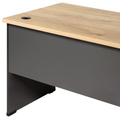 Biurko z przelotkami na kable