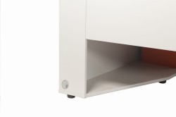 Szafka boczna z przelotką na kable w celu doprowadzenia przedłużacza zasilającego