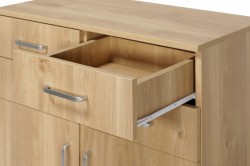 Szuflady w kolorze korpusu, prowadnice rolkowe bez pełnego wysuwu i cichego domyku
