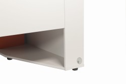 Szafka boczna z przelotką na kable w celu doprowadzenia przedłużacza zasilającego