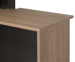 Wystający blat z miejscem na nogi dla klienta