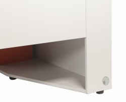 Szafka boczna z przelotką na kable w celu doprowadzenia przedłużacza zasilającego