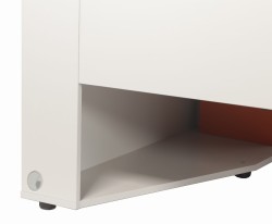 Szafka boczna z przelotką na kable w celu doprowadzenia przedłużacza zasilającego