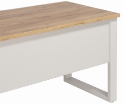 Płyta czołowa biurka połączona z nogą ramową