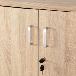 Metalowe uchwyty w kolorze aluminium oraz zamek do drzwi