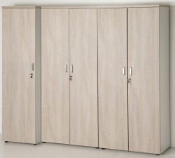 Przekład zastosowania szafy eOP-179 w ciągu regałów. Szafa o głębokości 50 cm  wystaje o 11 cm względem regałów o głębokości 39 cm